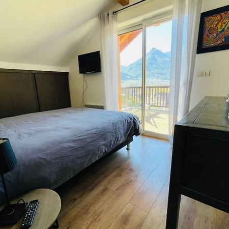 Apartamento Large Chalet With Terrace And View In Briancon Exterior foto