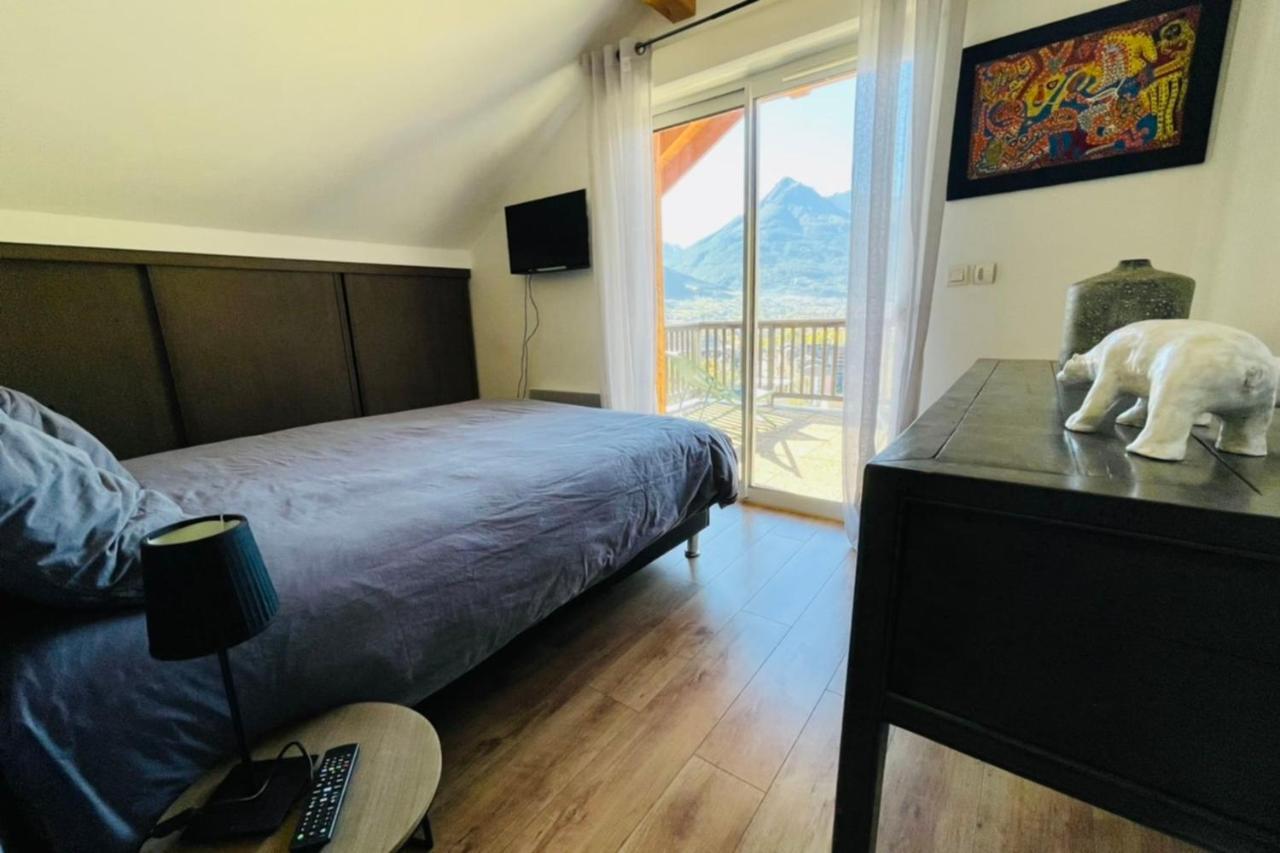 Apartamento Large Chalet With Terrace And View In Briancon Exterior foto