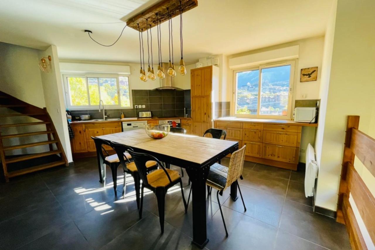 Apartamento Large Chalet With Terrace And View In Briancon Exterior foto
