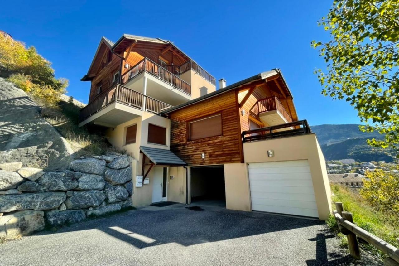 Apartamento Large Chalet With Terrace And View In Briancon Exterior foto