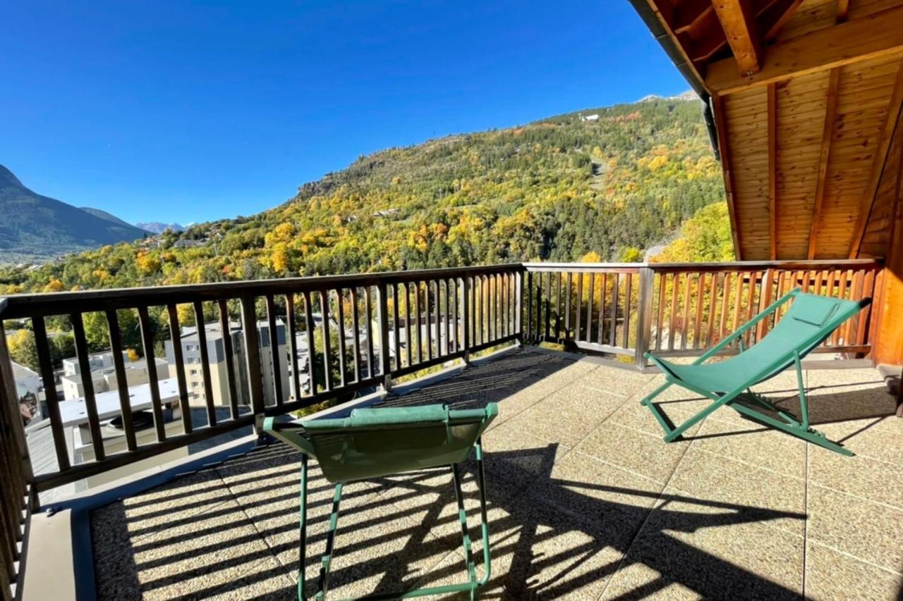Apartamento Large Chalet With Terrace And View In Briancon Exterior foto